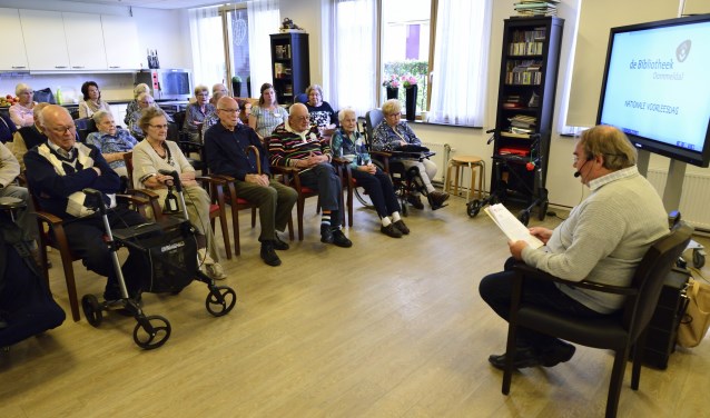 Ad Louwers leest voor tijdens de voorleesochtend op Berkenstaete | Fotonummer: 3d1567