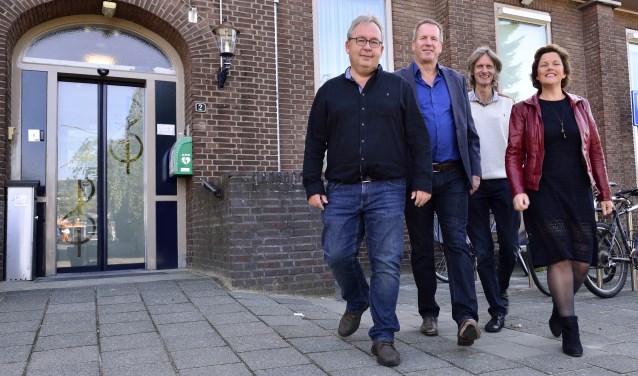 (vlnr) Maurice Peters, Roland de Waal (secretaris), Maarten van Beek en Ingrid van Kronenburg (voorzitter), | Fotonummer: 14ddbe
