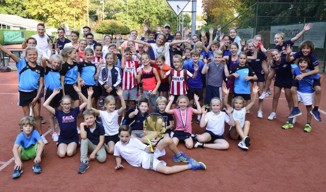Een aantal deelnemers aan de jeugdkampioenschappen tennis | Fotonummer: 7b449f