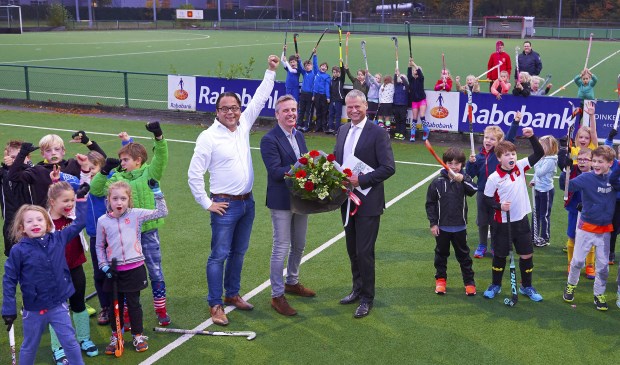 Maarten Plasmans, Erik van de Vijver en Remco Kuipéri (rechts) vieren met de jeugd van HTC hockey het nieuwe sponsorcontract | Fotonummer: e11507