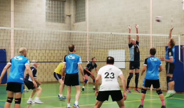 Niels van heren 1 in de aanval tegen VC Deurne | Fotonummer: fdd154