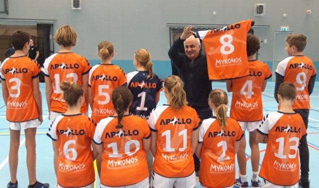 Eigenaar Yanis van Grieks specialiteiten restaurant Mykonos toont het shirt omringd door het C team | Fotonummer: 03e62a