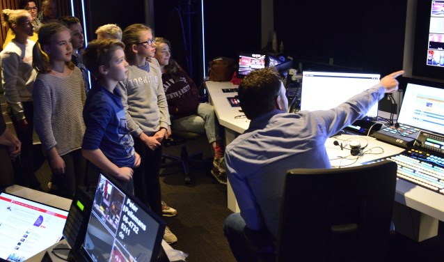 Roefelen in de regiekamer van Omroep Brabant | Fotonummer: 243039
