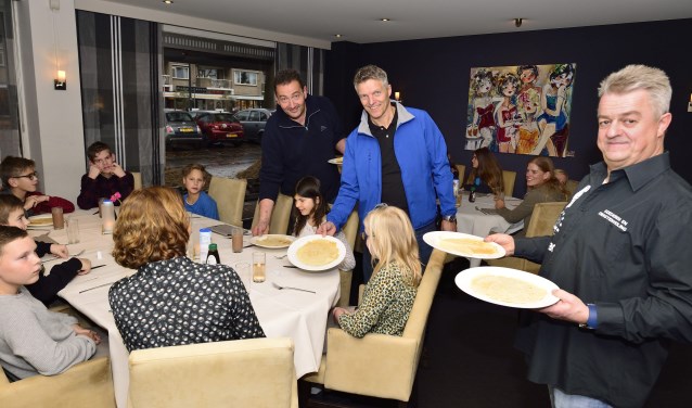 Arrold van den Hurk, Leon Spierings en Albert Broks serveren de pannenkoeken | Fotonummer: 928f3b