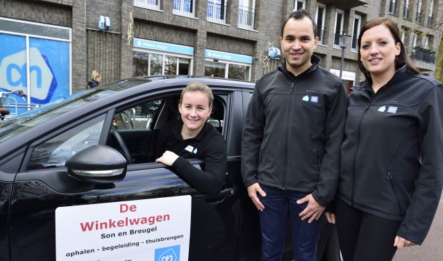 Floor en Robin Smith bij de "winkelwagen"met achter het stuur Lotte van Herk een van de vrijwilligers van de winkelwagen | Fotonummer: c4e30a
