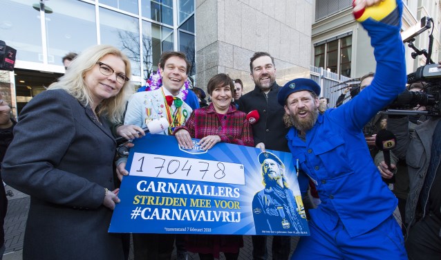Sjefke Vaeren overhandigt handtekeningen van 170.478 carnavalliefhebbers | Fotonummer: ad1c23