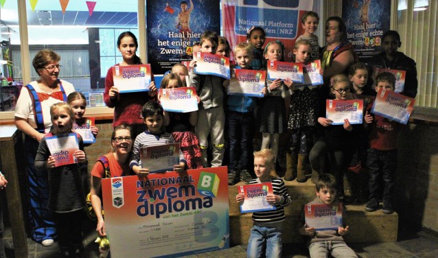 veel diplomas bij het diplomazwemmen | Fotonummer: a09f50