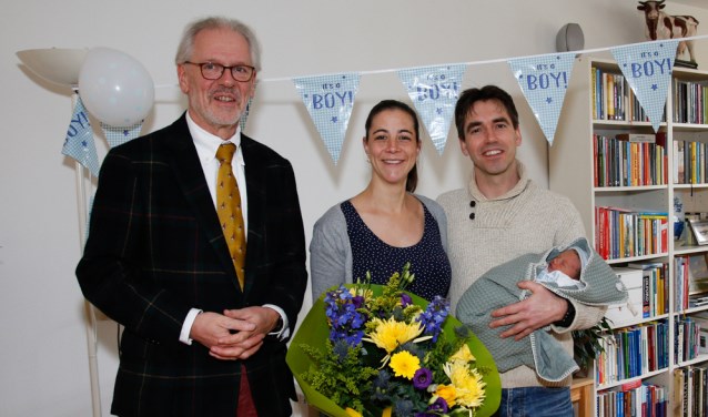 Burgemeester Hans Gaillard samen met de trotse ouders Roos en Bram en baby Pim op de foto | Fotonummer: aa2ef4