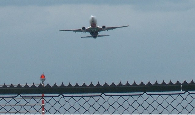 Opstijgend vliegtuig van Eindhoven Airport | Fotonummer: e63a43
