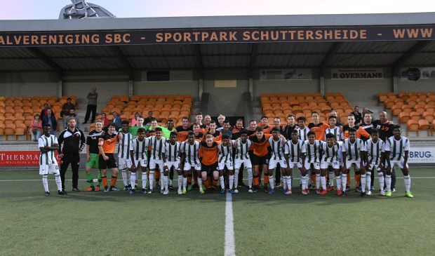 Spelers va Kickstart samen met SBC JO19-1 op de foto | Fotonummer: 62f901