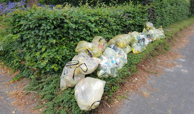 Zakken met plasticafval liggen nu nog los op straat, straks misschien verleden tijd in Son en Breugel | Fotonummer: 1df15d