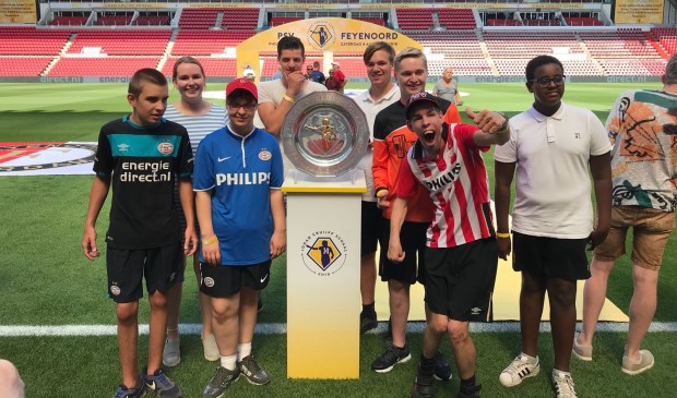 Van links naar rechts: Ronan, Eline (begeleider), Rosan, Nick, Tim, Teun, Jeffrey en Omar | Fotonummer: 1b40c0