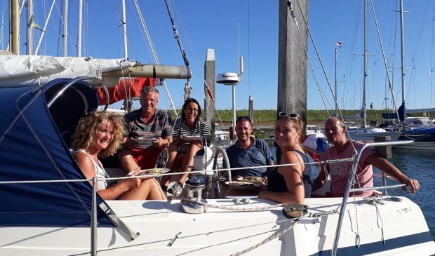 De familie Poppelaars op de boot tijdens het dagje zeilen rond Burghsluis | Fotonummer: c81852