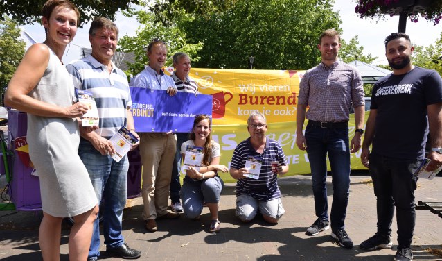 SonenBreugelVerbindt en de LEV-groep gaven de start voor burendag 2018 in Son en Breugel samen met wethouder Tom van den Nieuwenhuijzen | Fotonummer: 181d5c