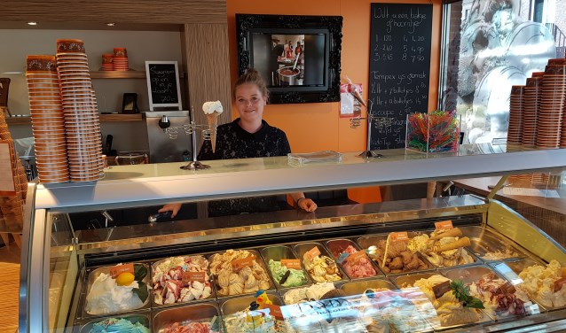 Weer een heerlijk ijsje van De Dames | Fotonummer: 6bd382
