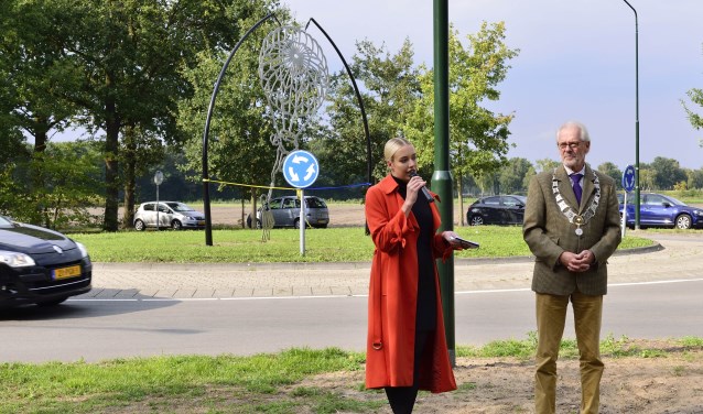 Senna van Lieshout (l) met burgemeester Hans Gaillaird voor de rotonde met het kunstwerk | Fotonummer: e6a77f
