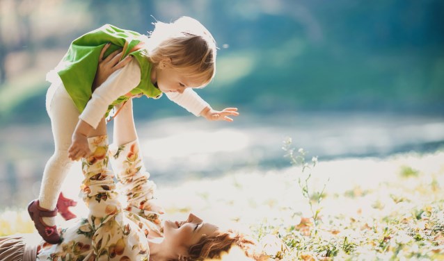 The mother and daughter lie on the grass | Fotonummer: 8fae47