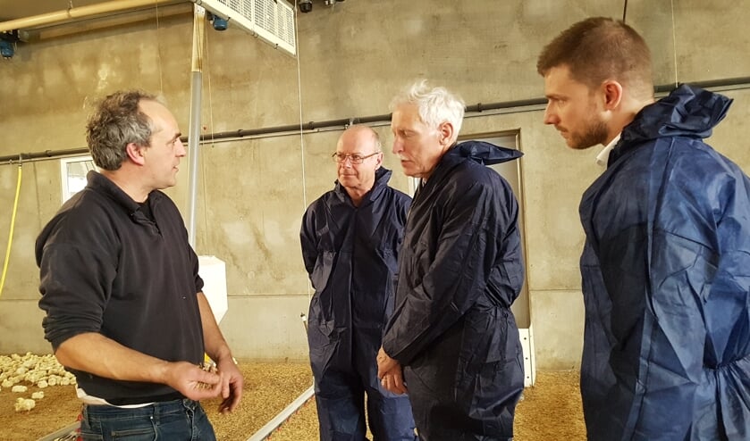 Rechts op de foto wethouders Boersma en van den Nieuwenhuijzen en gemeente secretaris Schalkx tijdens het bezoek aan de pluimveehouderij | Fotonummer: 33f539