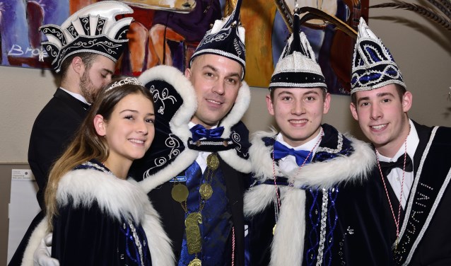 Prins Jarno met Jeugdprins Calvin, Jeugdprinses Rachelle en Jeugd Adjudant Jaimy (r) | Fotonummer: 96b43b