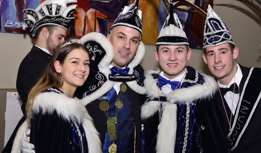 Prins Jarno met Jeugdprins Calvin, Jeugdprinses Rachelle en Jeugd Adjudant Jaimy (r) | Fotonummer: 96b43b