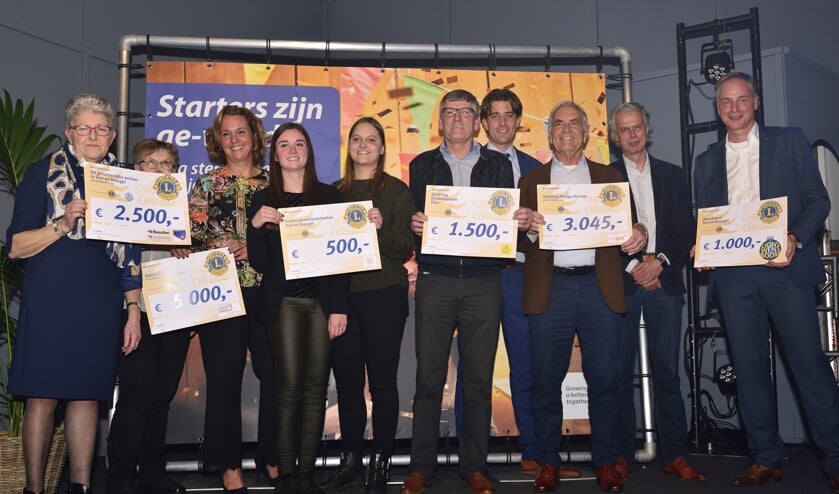 Goede doelen ontvangen een cheque tijdens de ondernemersverkiezing van het jaar | Fotonummer: 9ff943