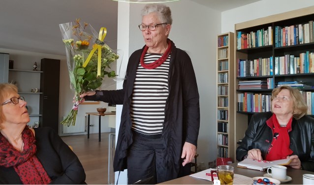 Annel word in de bloemetjes gezet bij haar afscheid | Fotonummer: a9684d