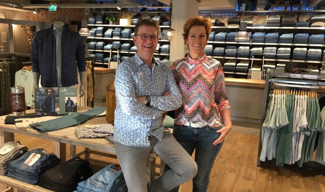 Chris en Diana Bergmans in hun winkel | Fotonummer: 68f668