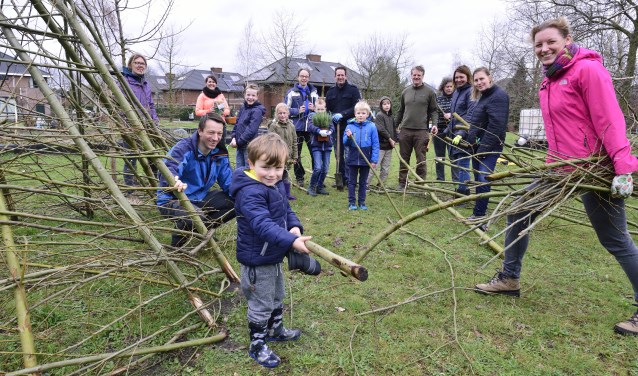 Jong en oud helpen bij Buurtvereniging 't Zand | Fotonummer: a37577