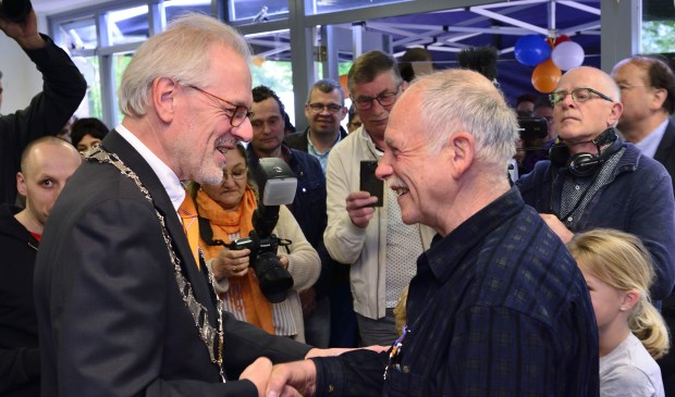 Hans Coolen rechts krijgt de felicitaties van burgemeester Hans Gaillard | Fotonummer: 1db7a4