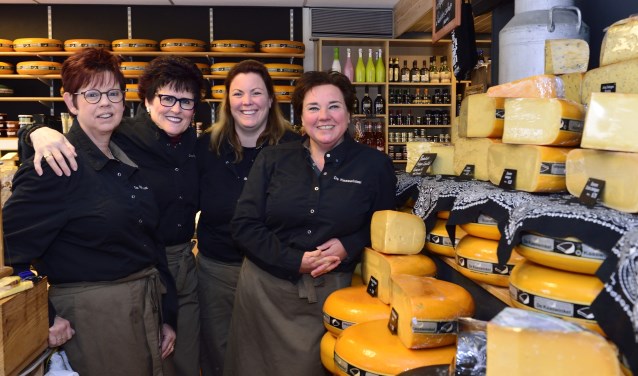 V.l.n.r. Yvonne, Ria, Judy en Wendy in De Kaaswinkel | Fotonummer: 23a098