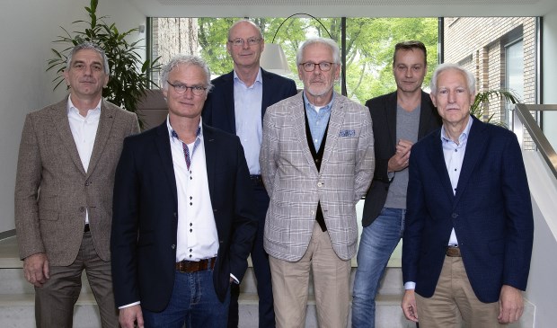 Jos de Bruin (DorpsVISIE), John Frenken (DorpsVISIE), gemeentesecretaris Rien Schalkx, burgemeester Hans Gaillard, Paul van Liempd (PvdA/GroenLinks) en Jan Boersma (CDA) | Fotonummer: bf4c90