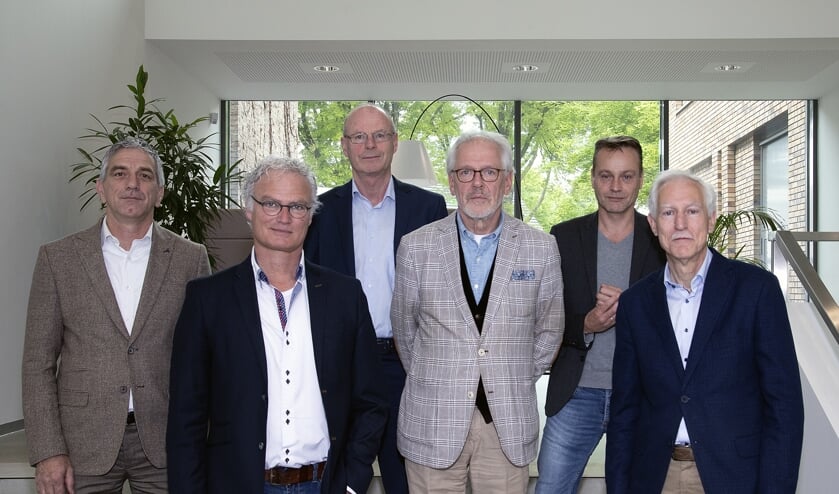 Jos de Bruin (DorpsVISIE), John Frenken (DorpsVISIE), gemeentesecretaris Rien Schalkx, burgemeester Hans Gaillard, Paul van Liempd (PvdA/GroenLinks) en Jan Boersma (CDA) | Fotonummer: bf4c90