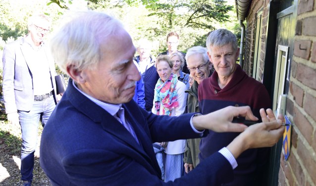 Wethouder Boersma plaatst monumentenschild op de gevel van Wolfswinkel 1 | Fotonummer: 031397