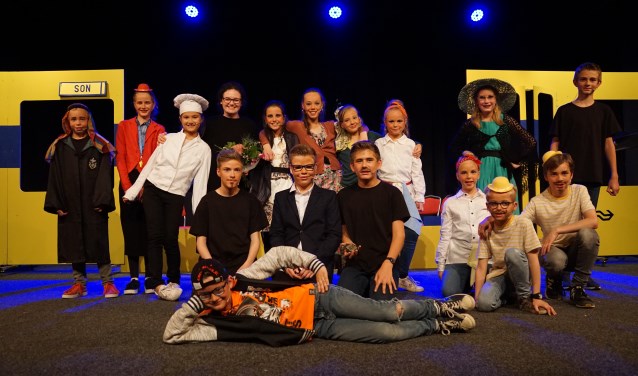 Toneelspelers toneelgroep Oase | Fotonummer: 56a3f2