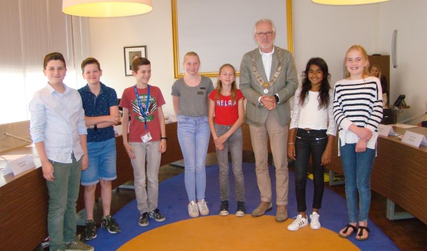 De leden die de jeugdgemeenteraad gaan verlaten samen met voorzitter burgemeester Hans Gaillard | Fotonummer: 4edc9e