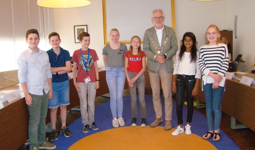 De leden die de jeugdgemeenteraad gaan verlaten samen met voorzitter burgemeester Hans Gaillard | Fotonummer: 4edc9e