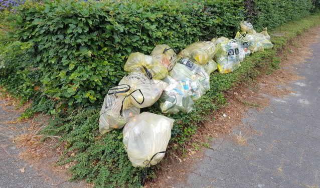 Her en der liggen zakken met plasticafval, straks misschien verleden tijd in Son en Breugel | Fotonummer: e037ab