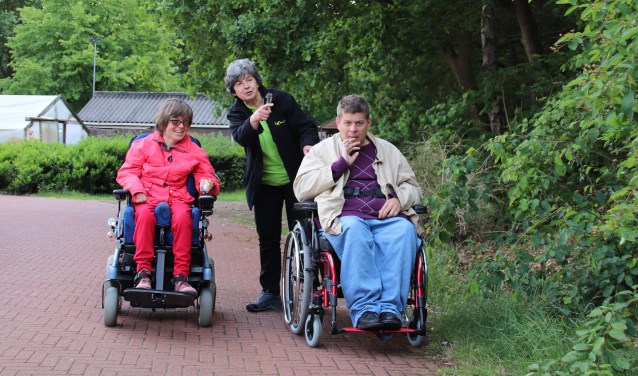 Doortje op pad met twee bewoners van Zonnehove | Fotonummer: e05397