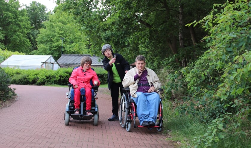 Doortje op pad met twee bewoners van Zonnehove | Fotonummer: e05397