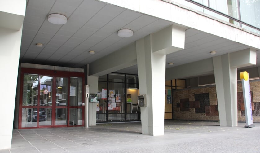 Asbak bij het gemeentehuis | Fotonummer: 3958a6
