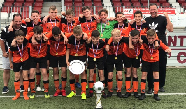 Spelers bovenste rij (v.l.n.r.): Flinn v/d Zandt, Daan Loomans, Stijn de Ruiter, Mees Kuipers, Rens Zijlstra, Finn Wolke en Oliver Brugel. Spelers onderste rij (v.l.n.r.): Coen Dols, Niels v/d Water, Ruben Baljan, Jorg v/d Ven, Jens Geijsen, Tim v/d Corput, Stijn Kuijpers en Bart van Iersel, trainer | Fotonummer: 06f1c0