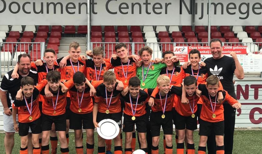 Spelers bovenste rij (v.l.n.r.): Flinn v/d Zandt, Daan Loomans, Stijn de Ruiter, Mees Kuipers, Rens Zijlstra, Finn Wolke en Oliver Brugel. Spelers onderste rij (v.l.n.r.): Coen Dols, Niels v/d Water, Ruben Baljan, Jorg v/d Ven, Jens Geijsen, Tim v/d Corput, Stijn Kuijpers en Bart van Iersel, trainer | Fotonummer: 06f1c0