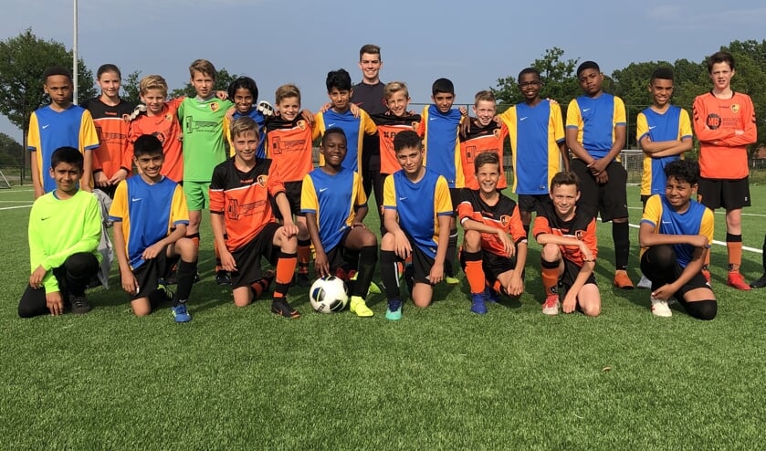 SBC JO12-1 team samen met O12 van Claremont High School | Fotonummer: 548c7a