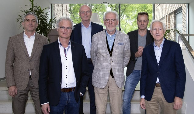 Jos de Bruin (DorpsVISIE), John Frenken (DorpsVISIE), gemeentesecretaris Rien Schalkx, burgemeester Hans Gaillard, Paul van Liempd (PvdA/GroenLinks) en Jan Boersma (CDA) | Fotonummer: cef2c0