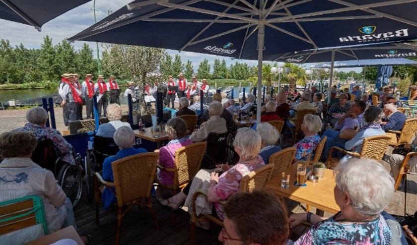 Liedertafel de Gravelsingers uit Breugel komen per boot aan en zingen uit volle borst | Fotonummer: c51294