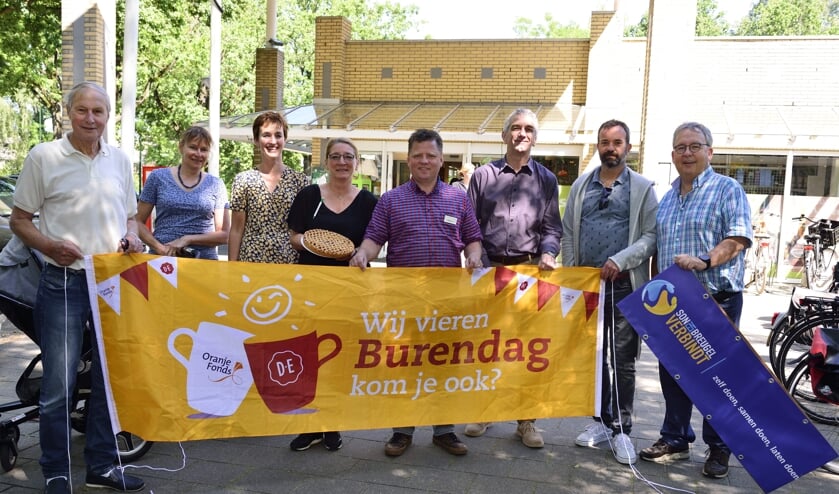 V.l.n.r. Boudewijn Ross, Ismene Borger, Evelyn Kreukniet, Jeanette en Marcel Verhoeven, Jos de Bruin, Sander Brugmans en Maurice Peters | Fotonummer: 9ae47f