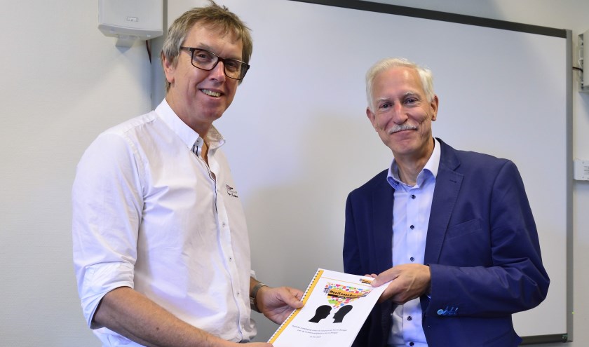 Adrie overhandigt het het rapport 'Verkeersveiligheid' aan wethouder Boersma | Fotonummer: c1b231