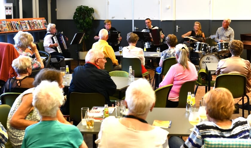 De senioren genieten van de muziek van BSA Music | Fotonummer: 5fba6f