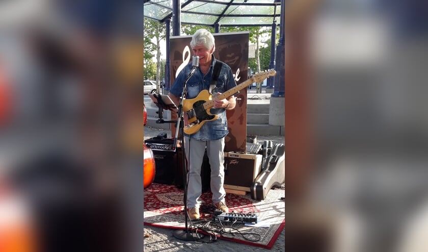 Pieter met zijn gitaar tijdens een eerder kioskoptreden | Fotonummer: b2693c