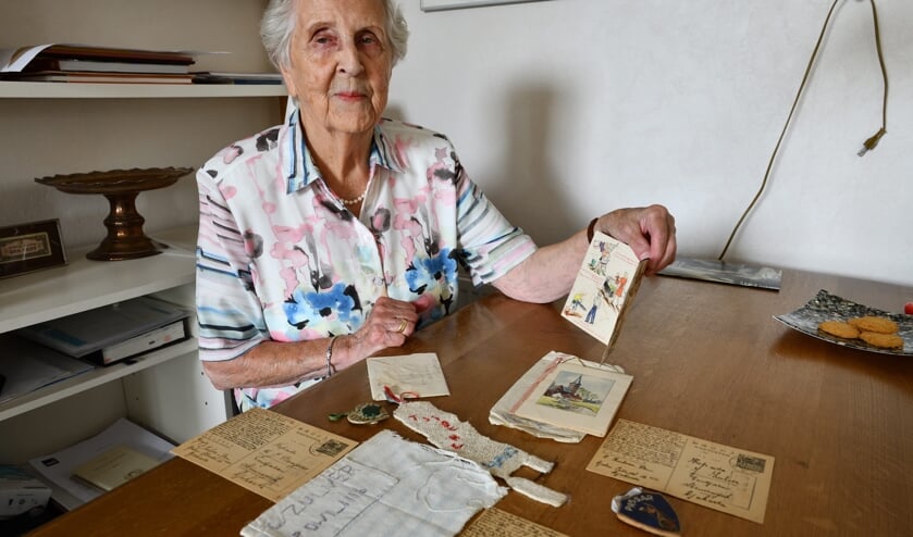 Mevrouw van der Woude met een aantal herinneringen uit de kamptijd | Fotonummer: f41482